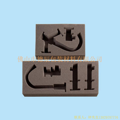 海綿內(nèi)托對各行各業(yè)產(chǎn)品起到絕緣、密封、防震、防塵、填充、隔音、固定，能夠保護(hù)包裝產(chǎn)品在運(yùn)輸過程中安然無恙，起到保護(hù)產(chǎn)品的一個(gè)作用，同時(shí)可以美化產(chǎn)品，提升產(chǎn)品檔次。